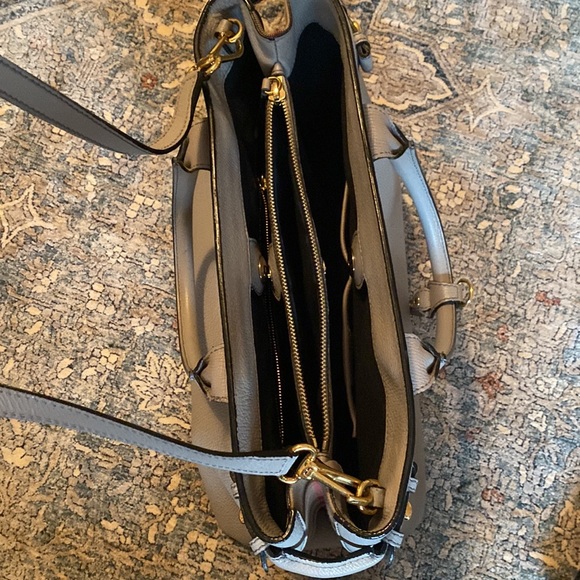 Gray purse 100 percent authentic lightly used - Picture 4 of 8